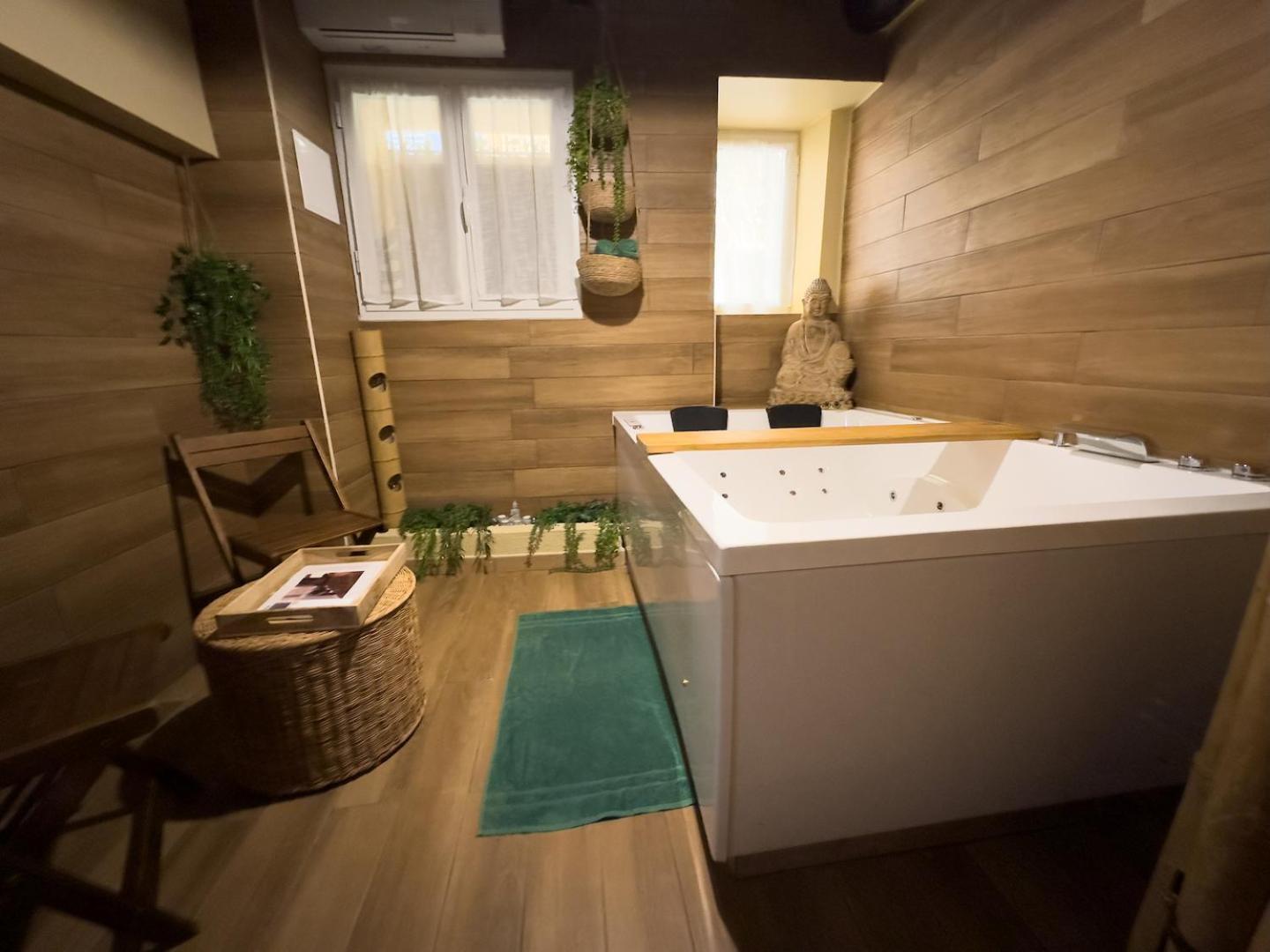 Le Balneo Jacuzzi Vieil Antibes Safranier Apartment Exterior photo